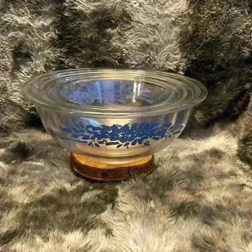 Pyrex clear glass vintage MCM nesting mixing bowls with blue ribbons & flowers.